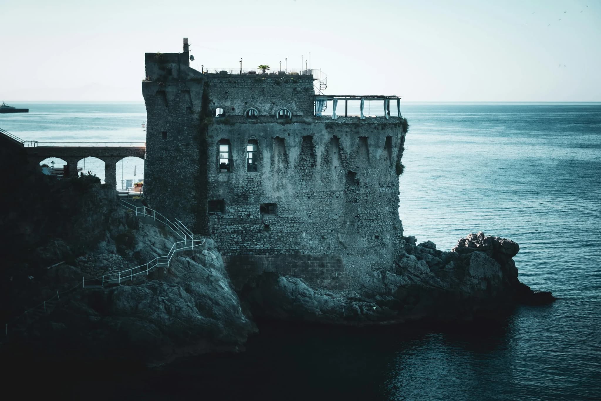 La torre normanna di Maiori al crepuscolo