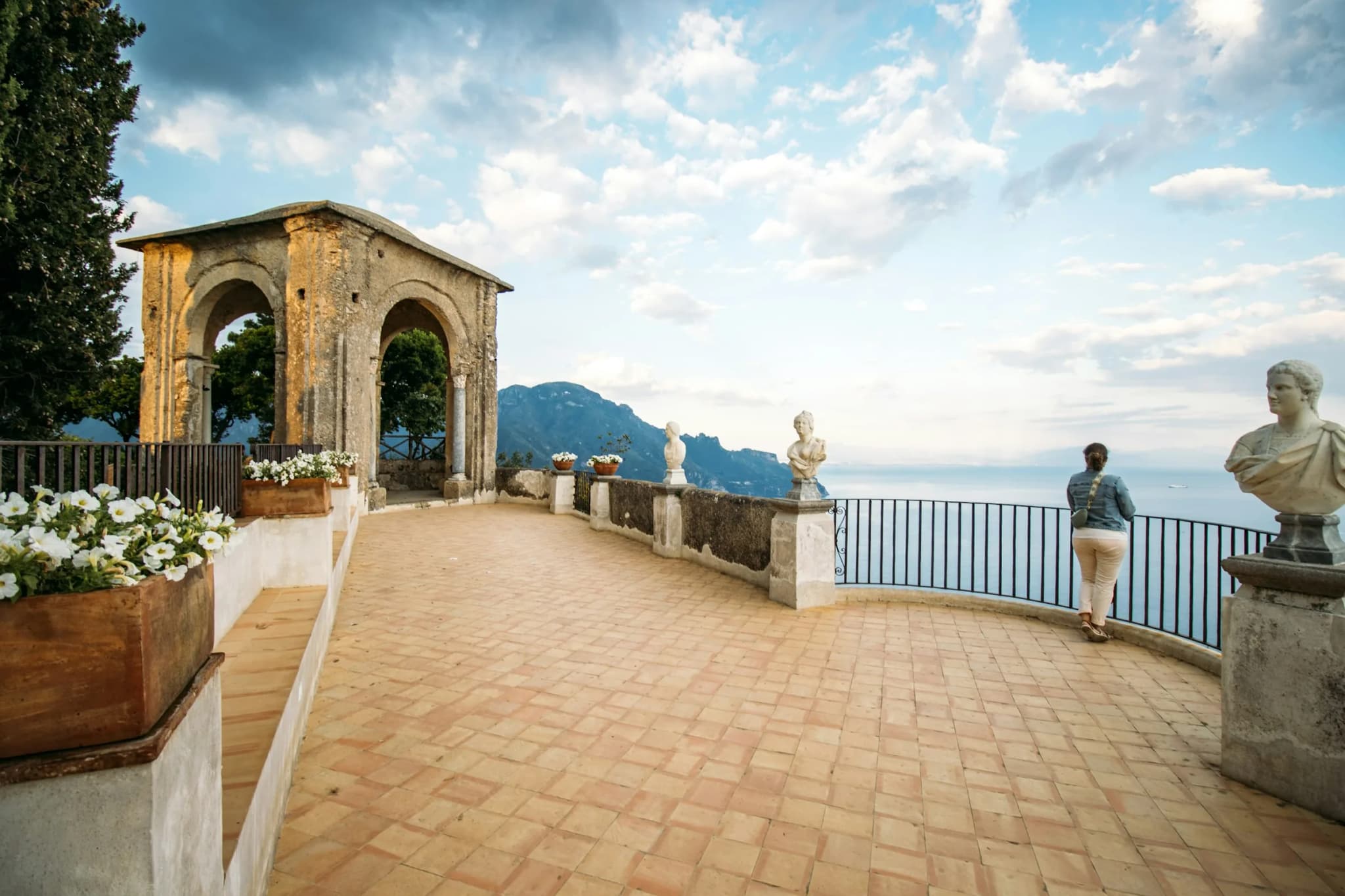 La Terrazza dell’Infinito di Villa Cimbrone, con i busti sulla balaustra